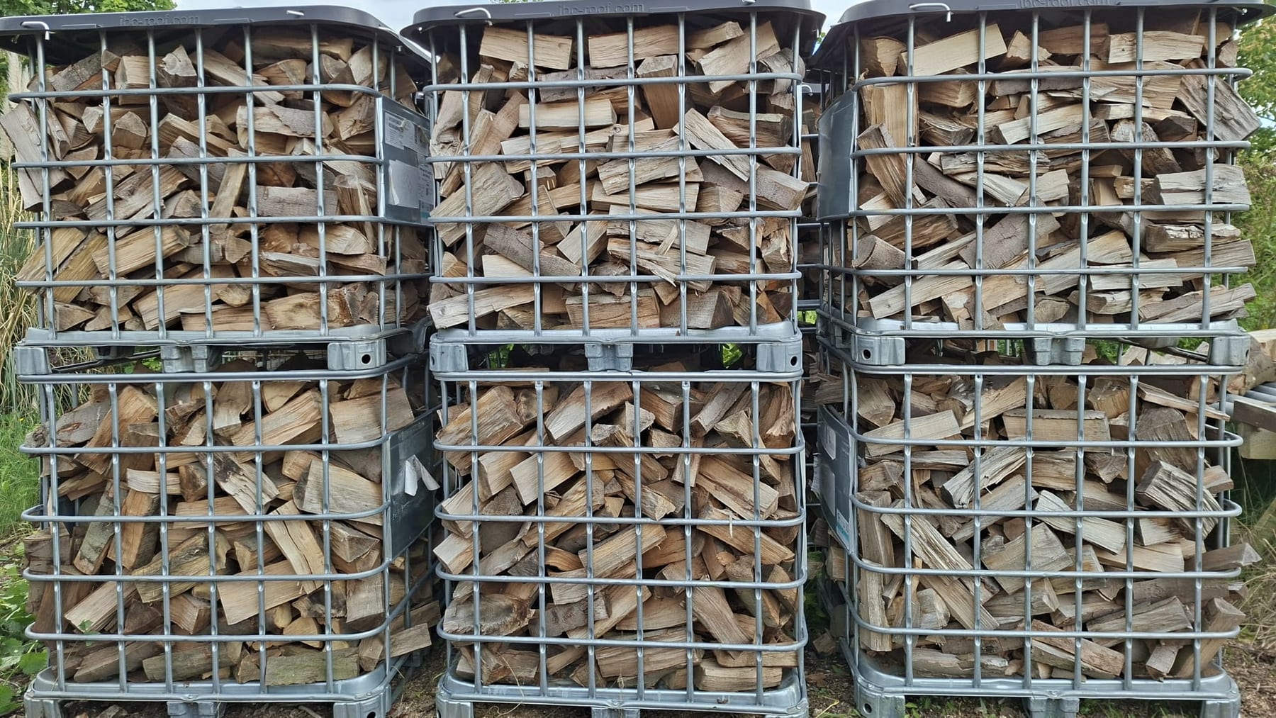 Gestapelte Boxen mit ofenfertigem Hartholz