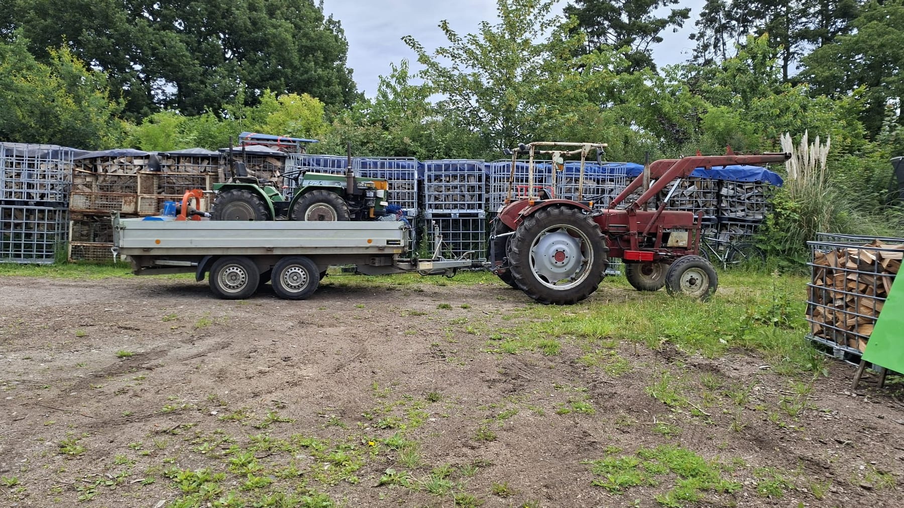 Holzlagerplatz in Krefeld-Fischeln mit Gitterboxen und Traktor — Ausgangspunkt für die Touren nach Tönisvorst