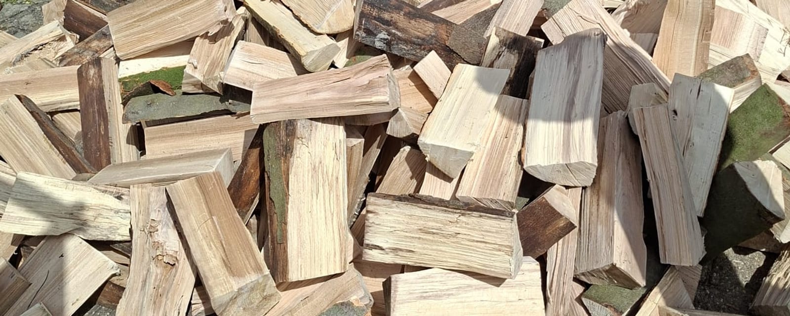 Frisch gespaltenes, ofenfertiges Brennholz nach der Lieferung