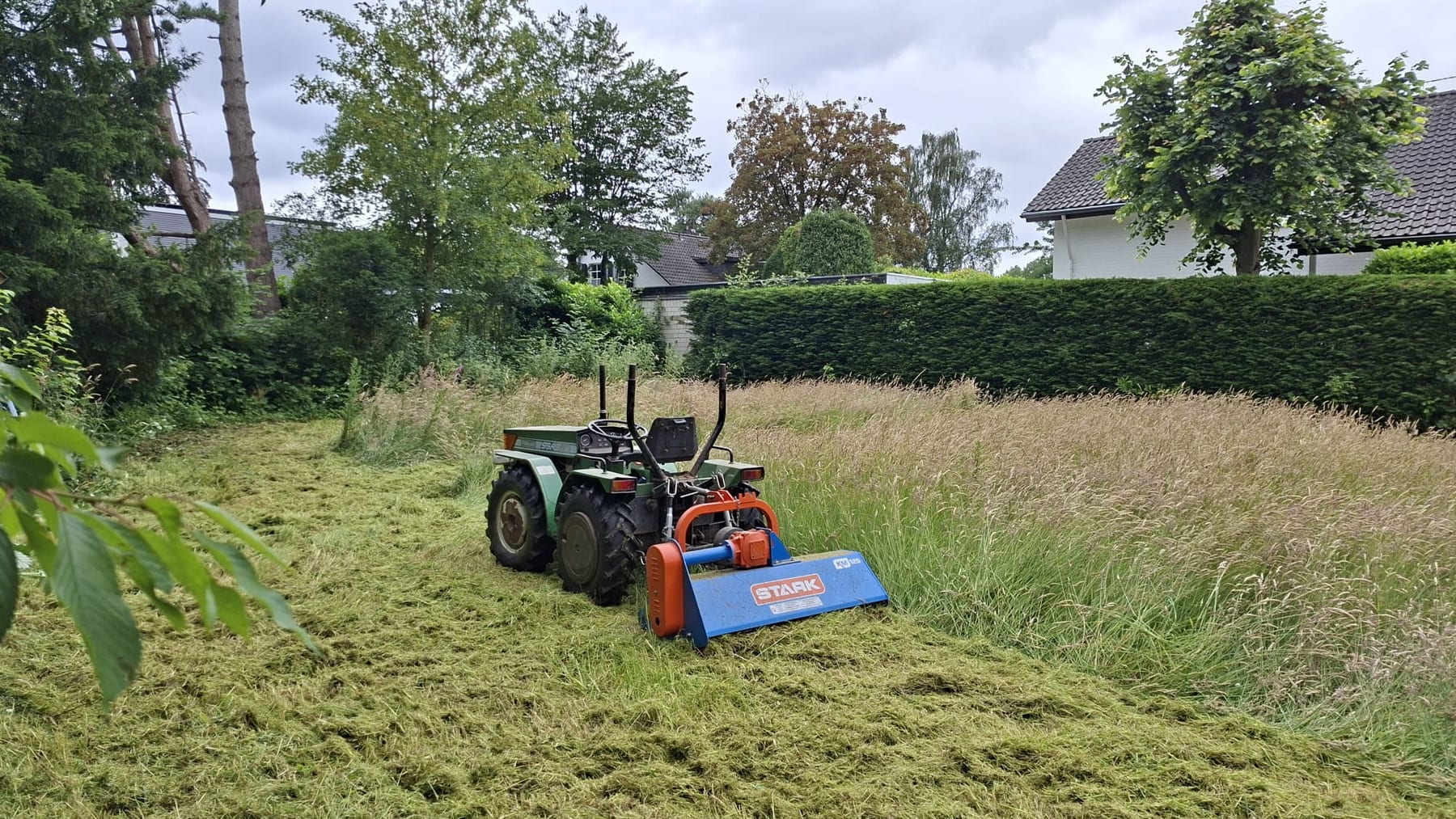 Schlegelmulcher im Einsatz auf einer verwilderten Fläche am Feldrand