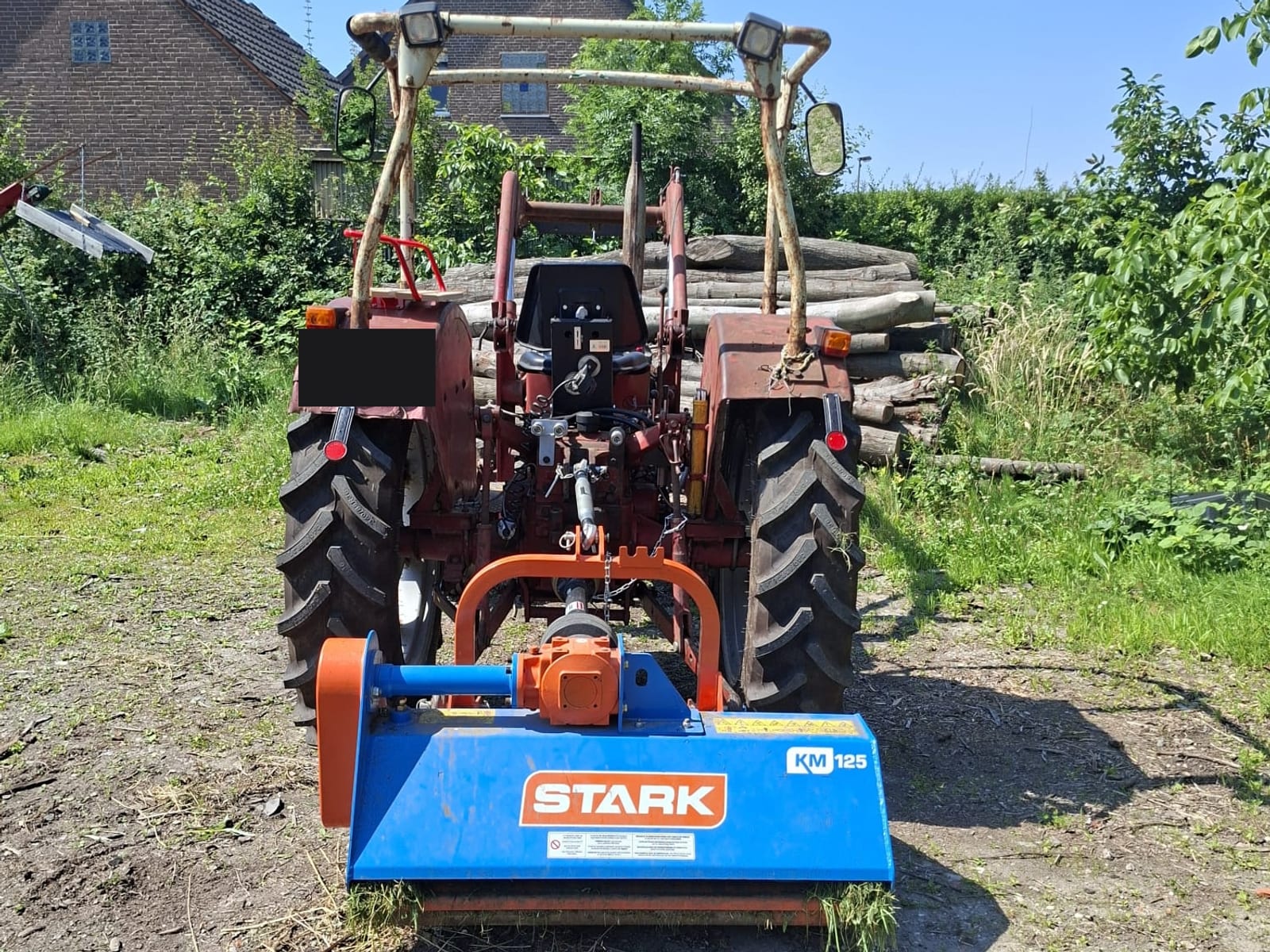 Traktor mit STARK KM125 Schlegelmulcher vor dem Einsatz